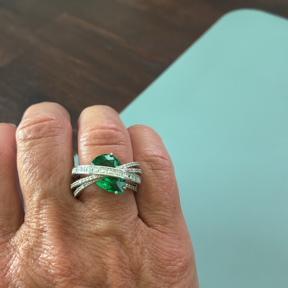 Swarovski Emerald Green and Silver Ring - Picture 4 of 8